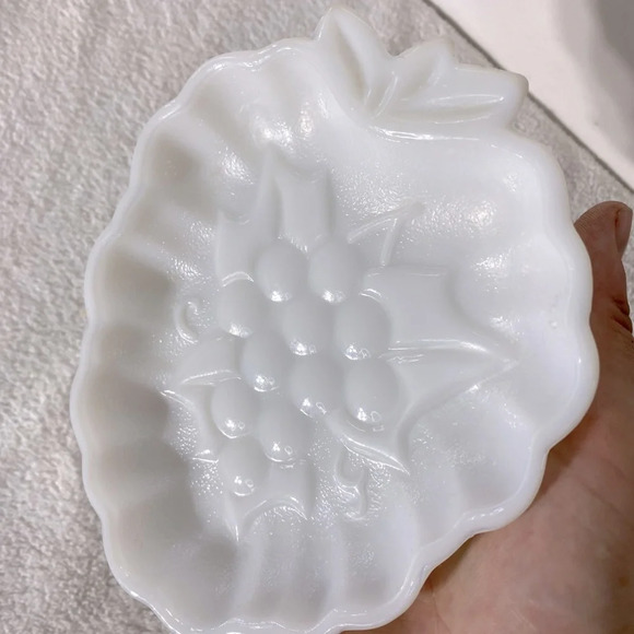 Vintage Milk Glass Grapes Embossed Textured Bowl Dish Snack Dish Trinket Dish - Picture 8 of 10
